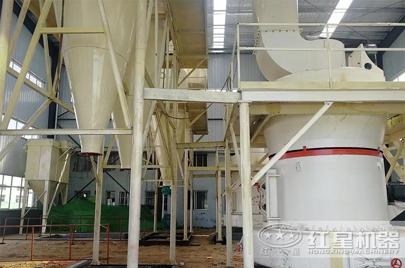 工業(yè)硅石磨粉機(jī)現(xiàn)場 工業(yè)硅石磨粉機(jī)現(xiàn)場