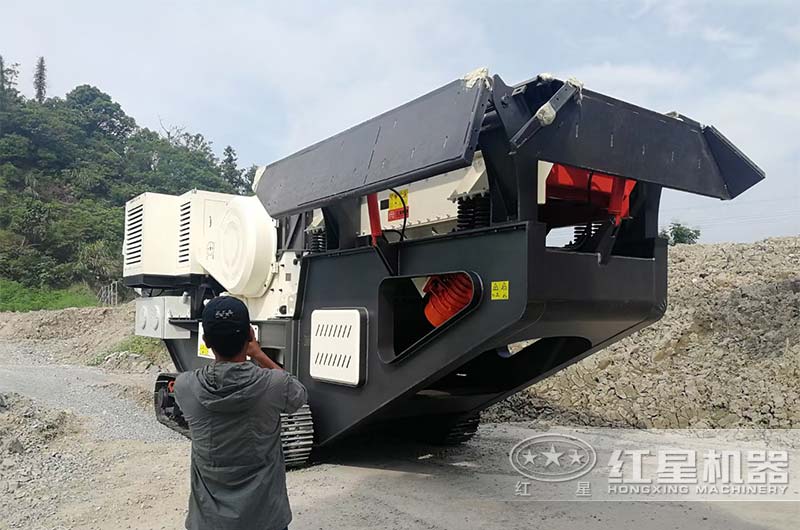 履帶移動(dòng)鄂式破碎機(jī)處理花崗巖現(xiàn)場 履帶移動(dòng)鄂式破碎機(jī)處理花崗巖現(xiàn)場