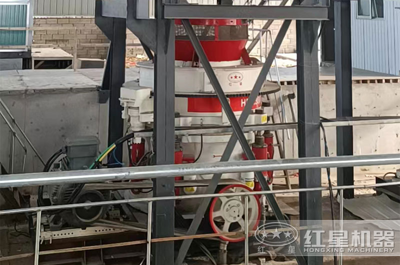 圓錐破碎機(jī)現(xiàn)場 圓錐破碎機(jī)現(xiàn)場