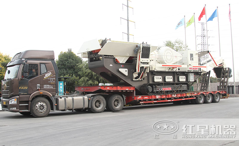 履帶式車載一體沙石機發(fā)貨現場